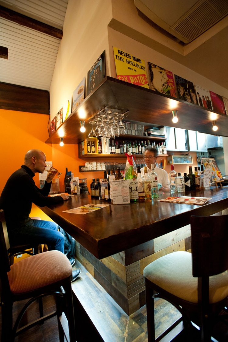 サントリープレミアムモルツ超達人店でもあり、自慢の生ビールを飲みに、ちょいと立ち寄るお客も。