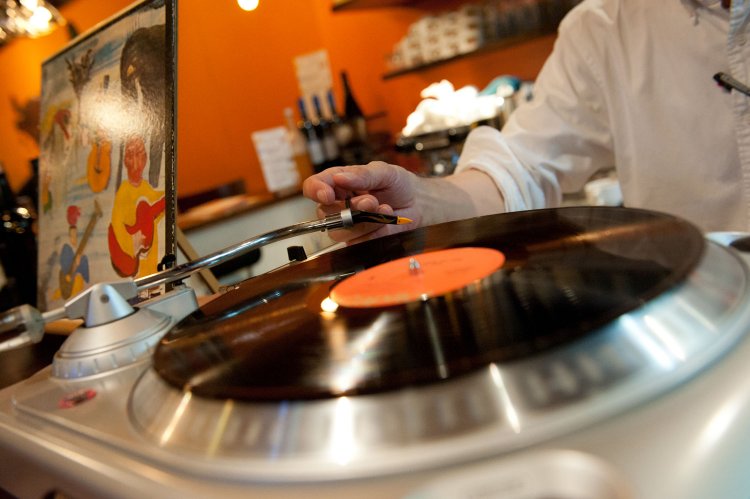 ターンテーブルは、クラブDJ経験のある常連から提供されたNumark。「ロックやブルーズが持つ “生”の部分に惹かれる」。