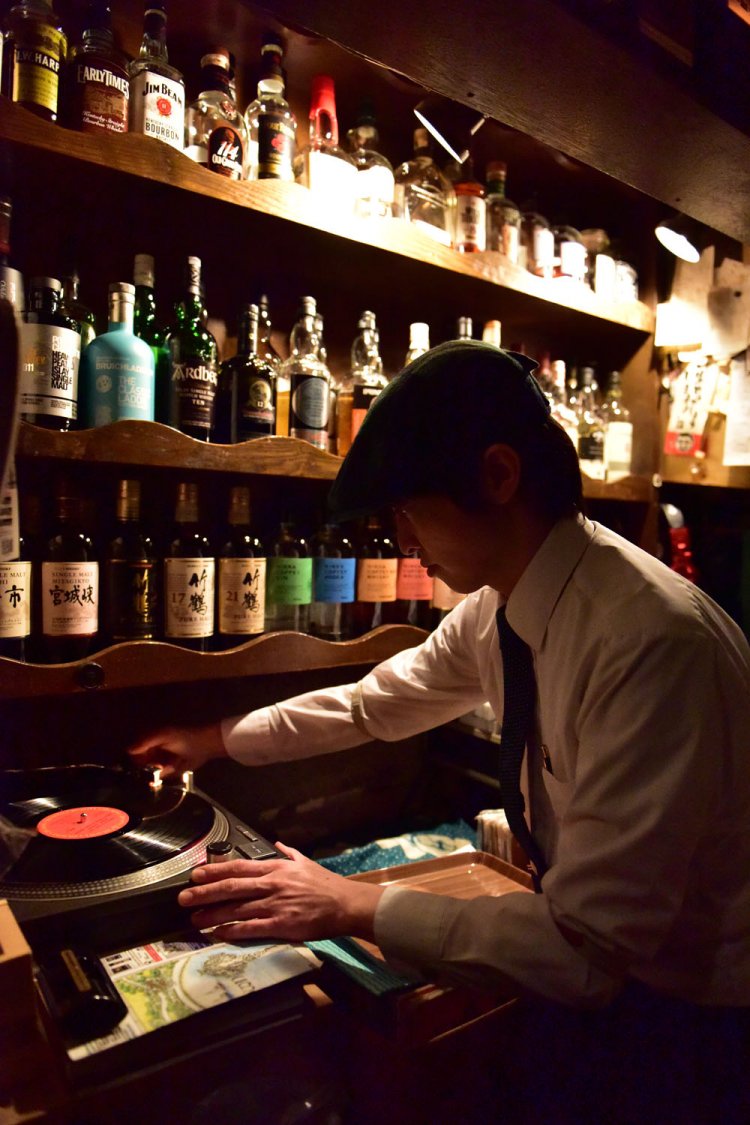 来ているお客さんの雰囲気を見ながらレコードをかけることも。「ブルーズやお酒の潜在意識を覆していきたい」。