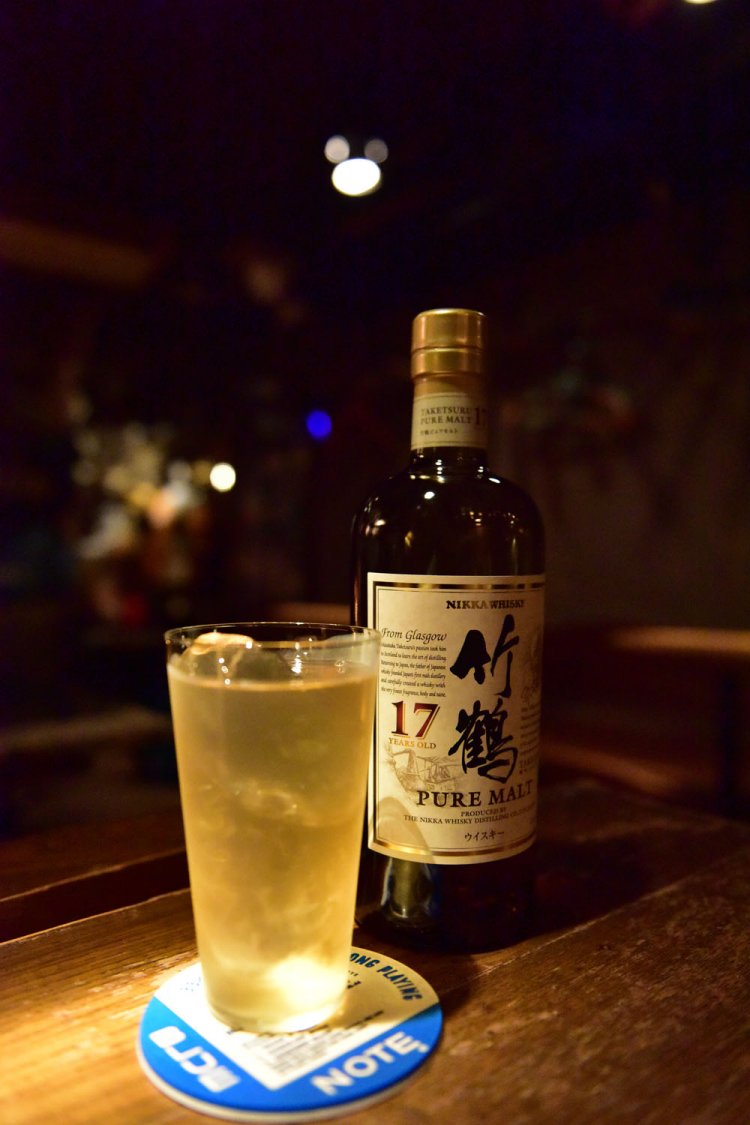 ウイスキー以外ではTOKYO BLUES（クラフトビール）もあり。画像の竹鶴17年はメーカー販売終了している銘柄につき在庫限りのお取り扱いとなります。