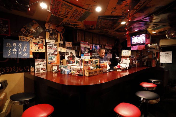 ブルーズにこだわり続けて30年のマスターはおしゃべり上手聞き上手。ブルーズ初心者でも楽しく飲ませてくれる。