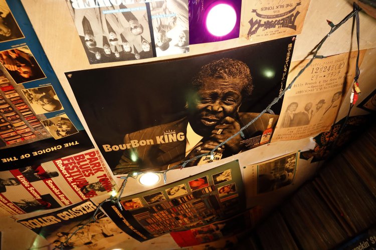 歴史を経たポスターや写真もギッシリでブルーズを“感じられる”。「自分にとってブルーズとは『毎日』のこと」。