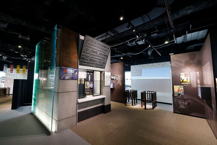 時代ごとに駅舎で使われていた主な材質、改札を再現した展示もあります。