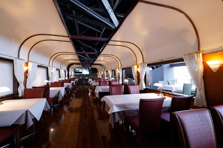 シックな雰囲気の『トレインレストラン日本食堂』。館内で唯一のフルサービスタイプのレストランだ。