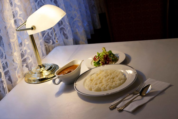 食堂車のビーフカレー1730円を最高のムードの中で。この明るさが懐かしい。