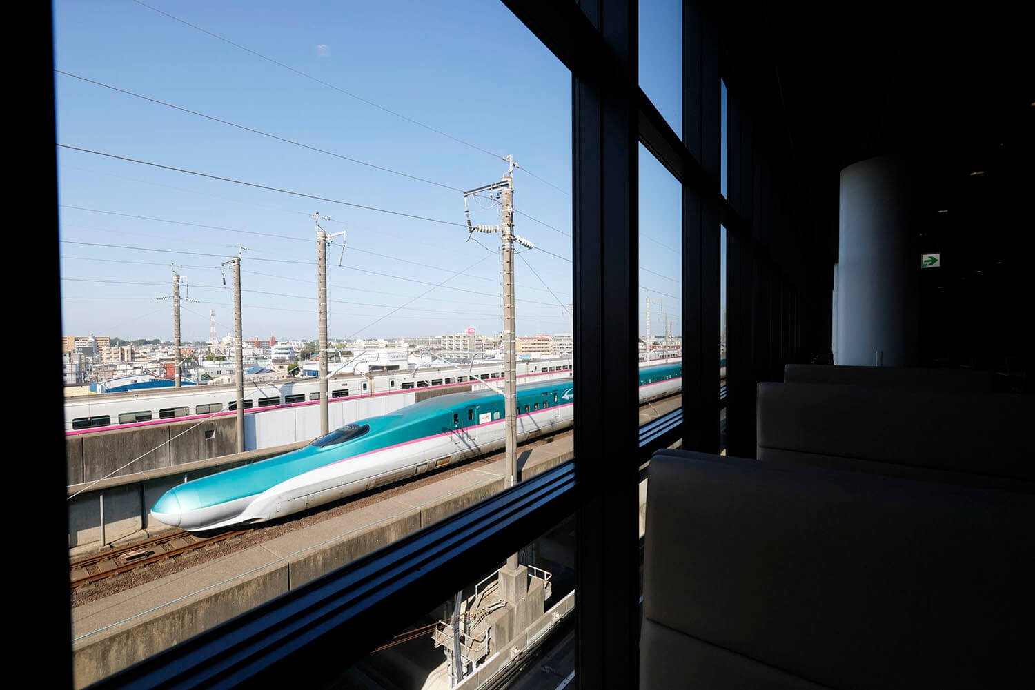 席から新幹線が見られる。