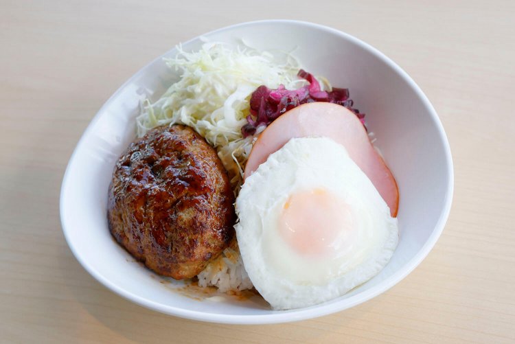 開館当時から名物となっている鉄道員のまかない飯・ハチクマライス900円はこちらで味わえる！