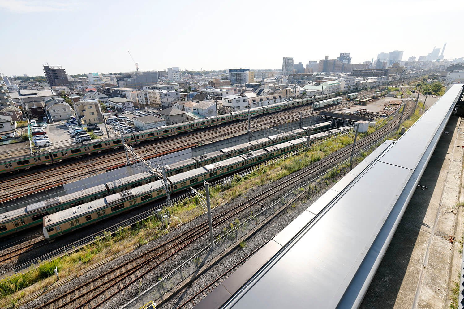 トレインテラスの眼下に広がる、埼京線。