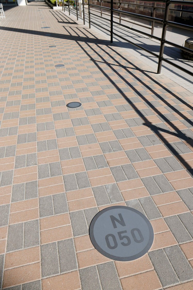 『てっぱく』の館内足元にあるこの表記。実はエントランスから南北に何メートルのところに今いるかを示している。その名もキロポストならぬ「メーターポスト」！