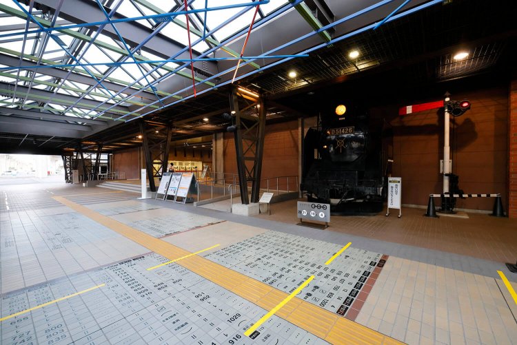 エントランス前の「プロムナード」も鉄な要素が満載！記念写真スポットになっている「D51 426」は神田・万世橋近くにあった「交通博物館」で展示されていたもので、ちょっとなつかしい！