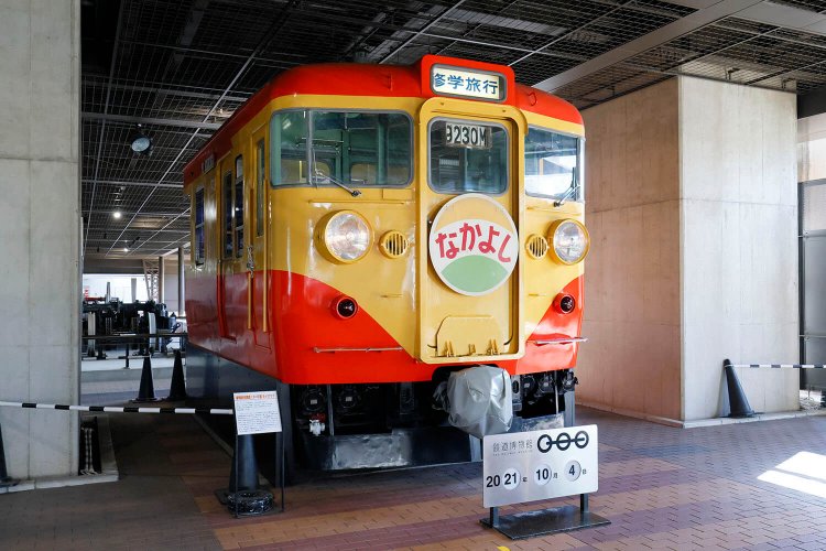 「D51 426」の近くに展示されている「クハ167形」も「交通博物館」で展示されていたもの。