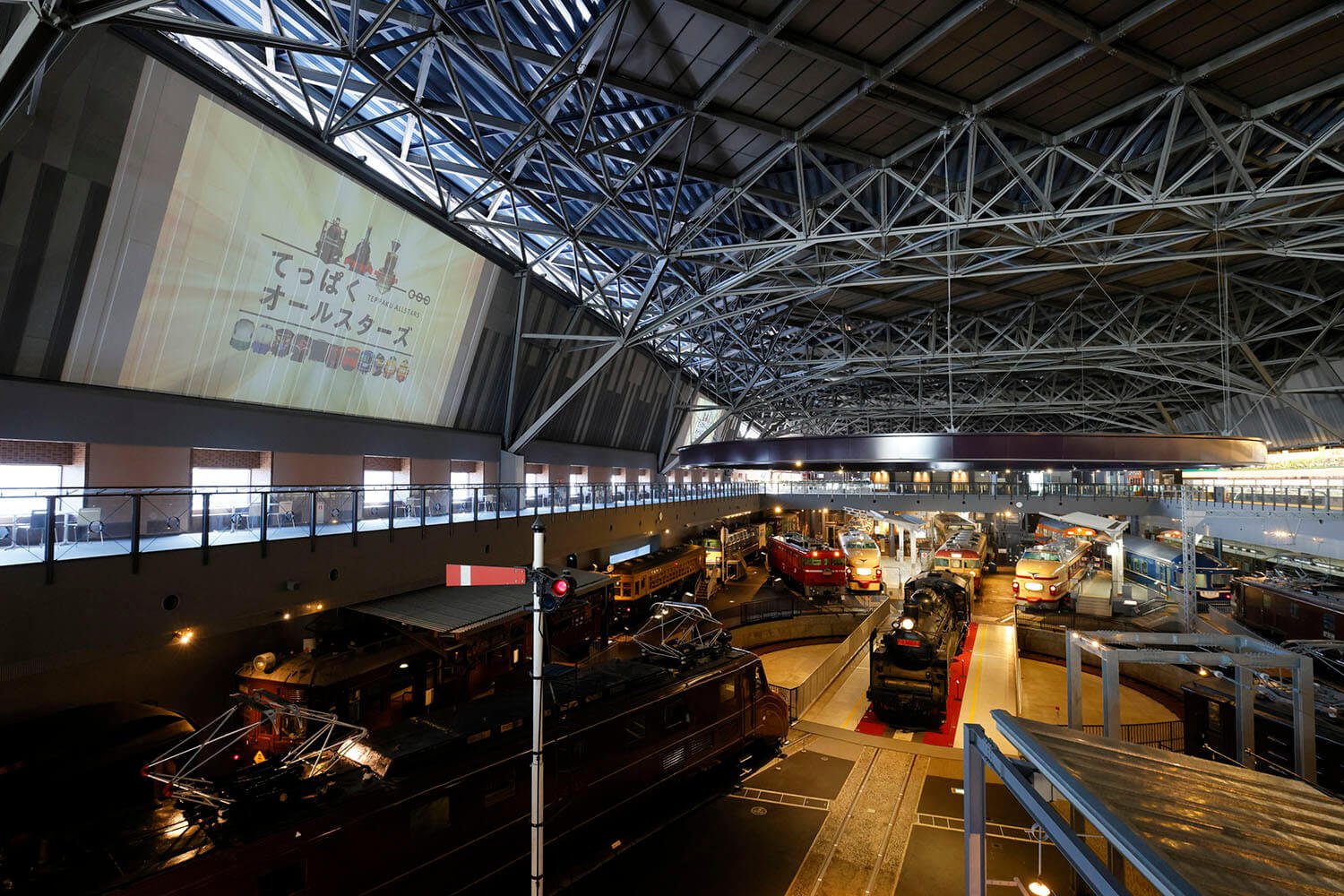 「車両ステーション2F」からの光景　展示車両のプロジェクションマッピングもある。