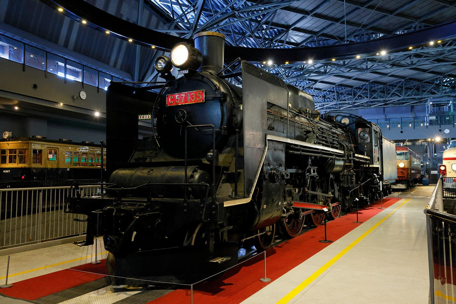 「1号機関車」と「C57 135号機」。どちらも日本の鉄道史における重要車両だ。