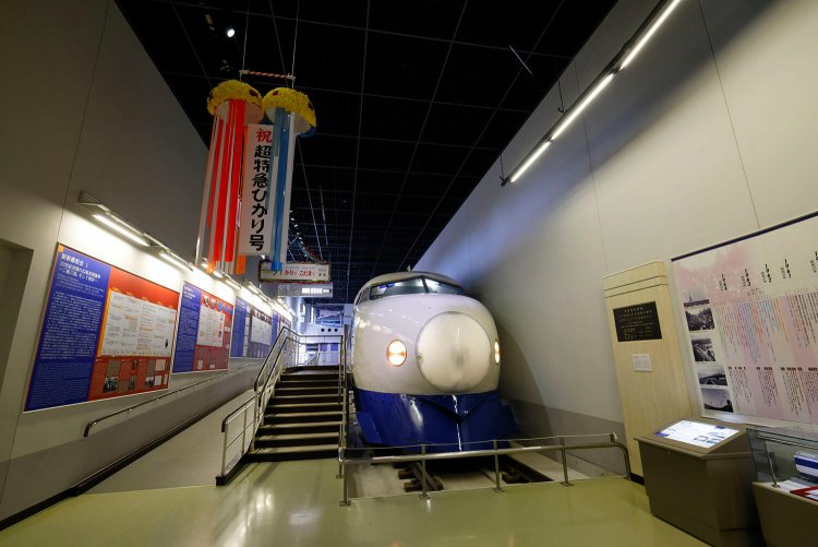 『てっぱく』には2両の0系が展示されている。一両全体が展示されている方の0系（21形2号）の展示室は開業時ホームの様子を再現している。