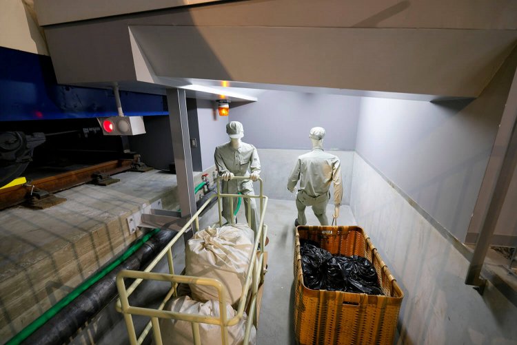 こちらの0系（21形25号）はホーム下の車内ゴミの運搬のようすなども見ることができる。