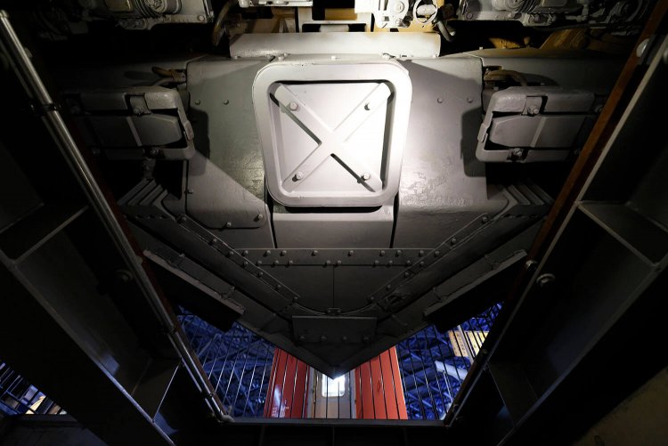 「200系」は車両の下に潜り込むこともでき、特徴的な「ボディマウント構造」をしっかりと見学できる！