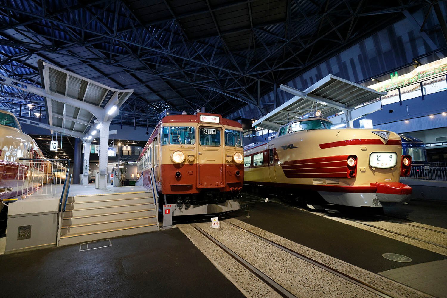 往年の上野駅の再現したコーナーには「クモハ455形電車」がホームで出発を待つ。