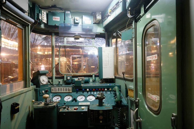 今の車両とはだいぶ印象の異なるメカニカルな「クモハ455形電車」の運転席。