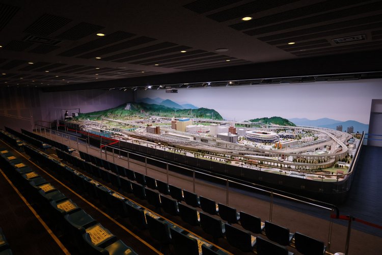 大迫力の「鉄道パノラマ」。2021年10月現在では人数を制限して毎回の入れ替え制で公開中だ。