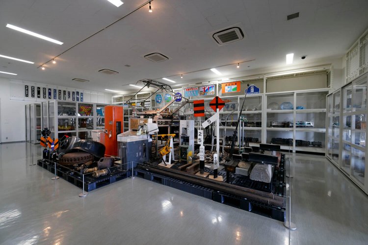 ヘッドマークから標識まで収蔵されている「コレクションギャラリー」。