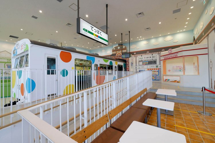 公募で決められたカラフルな103系が楽しい「キッズステーション」。
