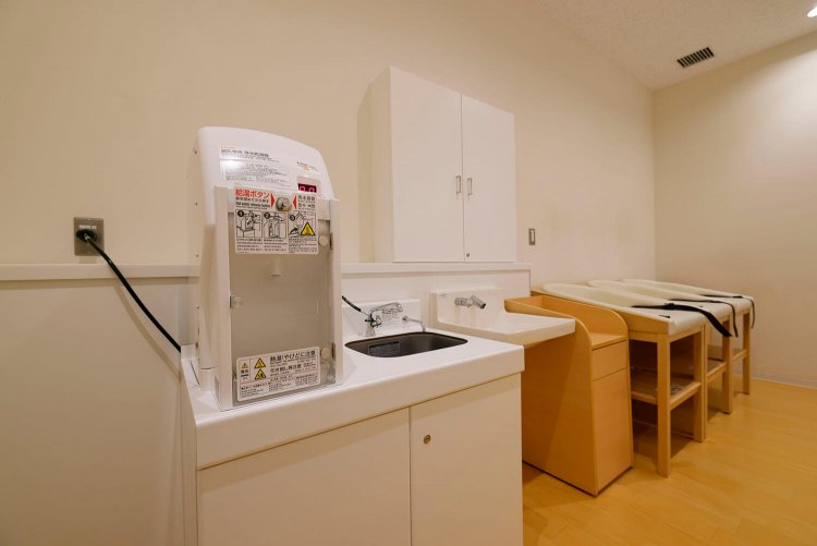 給湯設備もあるベビー休憩室。授乳スペース以外は男性の立ち入りもOKです。
