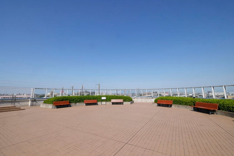 空が気持ちいい「パノラマデッキ」。