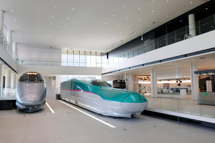 現役バリバリのE5系が目の前に！400系もデビュー当時のシルバーカラーで展示されています。