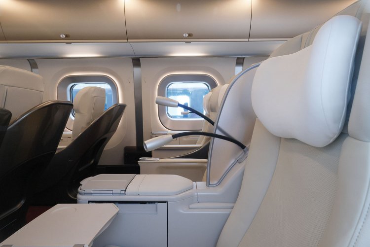 窓の外からグランクラスの車内も見放題！一部の座席だけ実際に可動します。