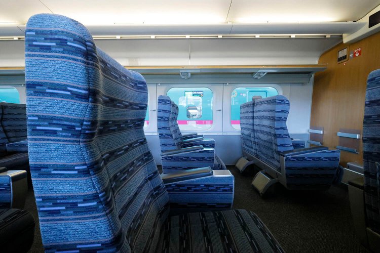 こちらは400系の車内。今のJR東日本の新幹線グリーン車では見られなくなった1+2配列のシートが特徴。