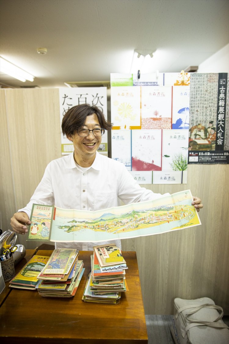 店主の永森健太さん。「これは珍しい目黒蒲田・東京横浜電鉄の鳥瞰図です」