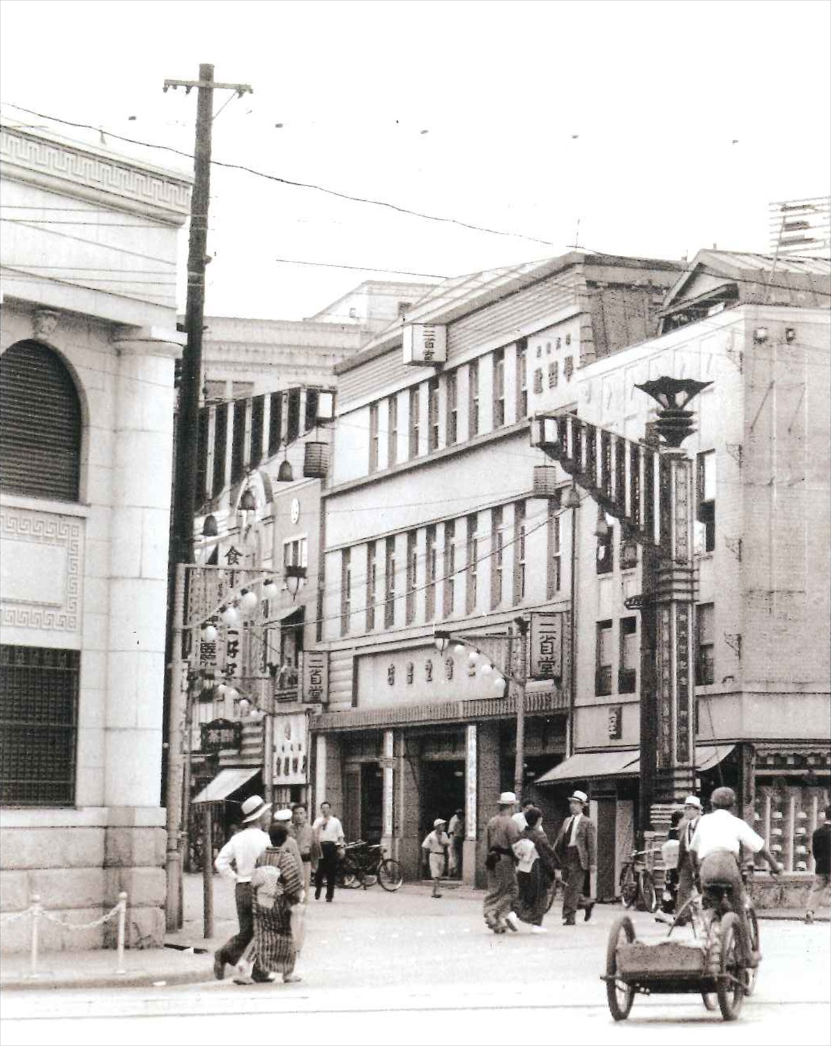 昭和12年 （1937） 、すずらん通り入り口から見た3階建ての社屋。学生向けに文具や洋服も売っていた。（写真提供＝三省堂書店）
