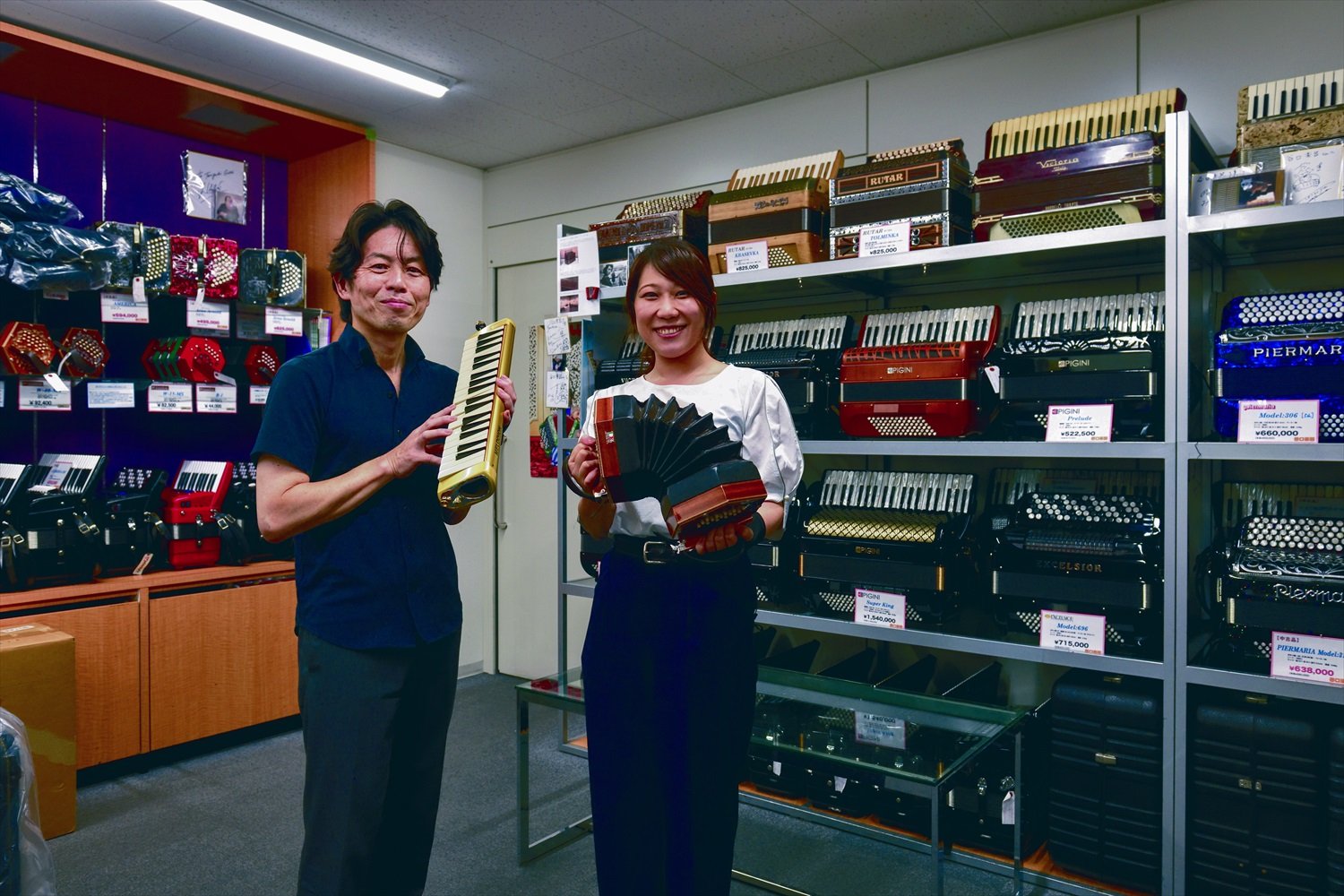 鍵盤ハーモニカを持つ岩田さんとコンサーティーナを操るスタッフの島田彩乃さん。「楽器は押し入れにしまわず、部屋に置いてくださいね」