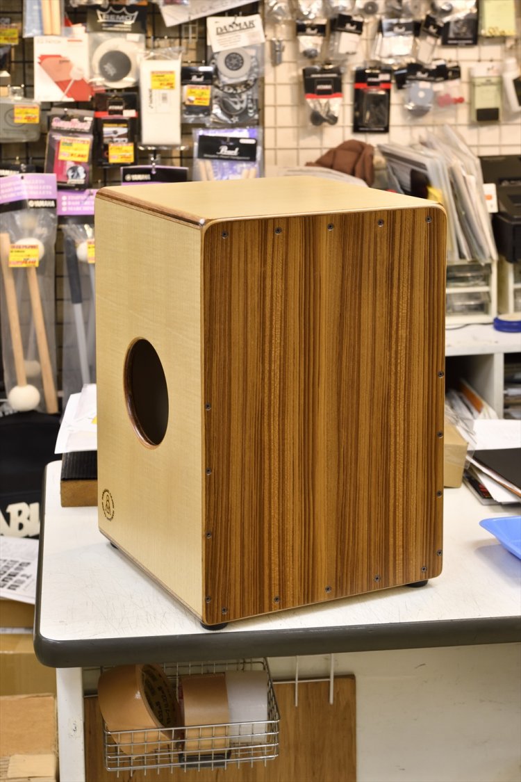 「カホンを使わない時は椅子代わりにするのも手です」