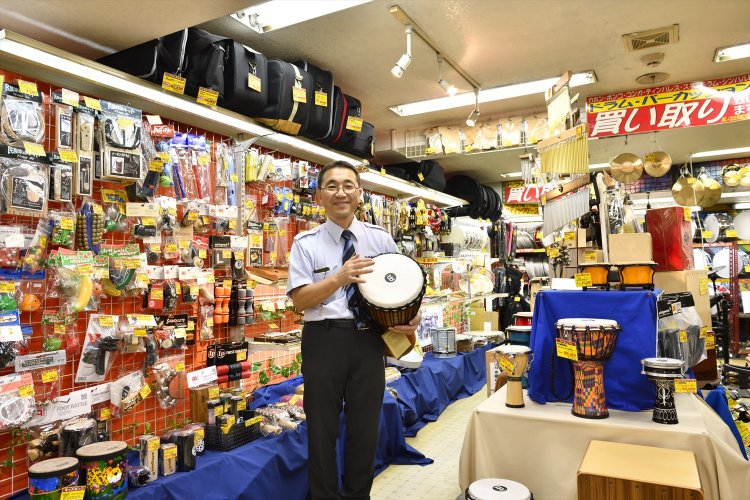 「指の腹を使うと打音に高音が重なり倍音が出ます」と、西アフリカ発祥のジャンベを 鳴らす青柳哲夫さん。