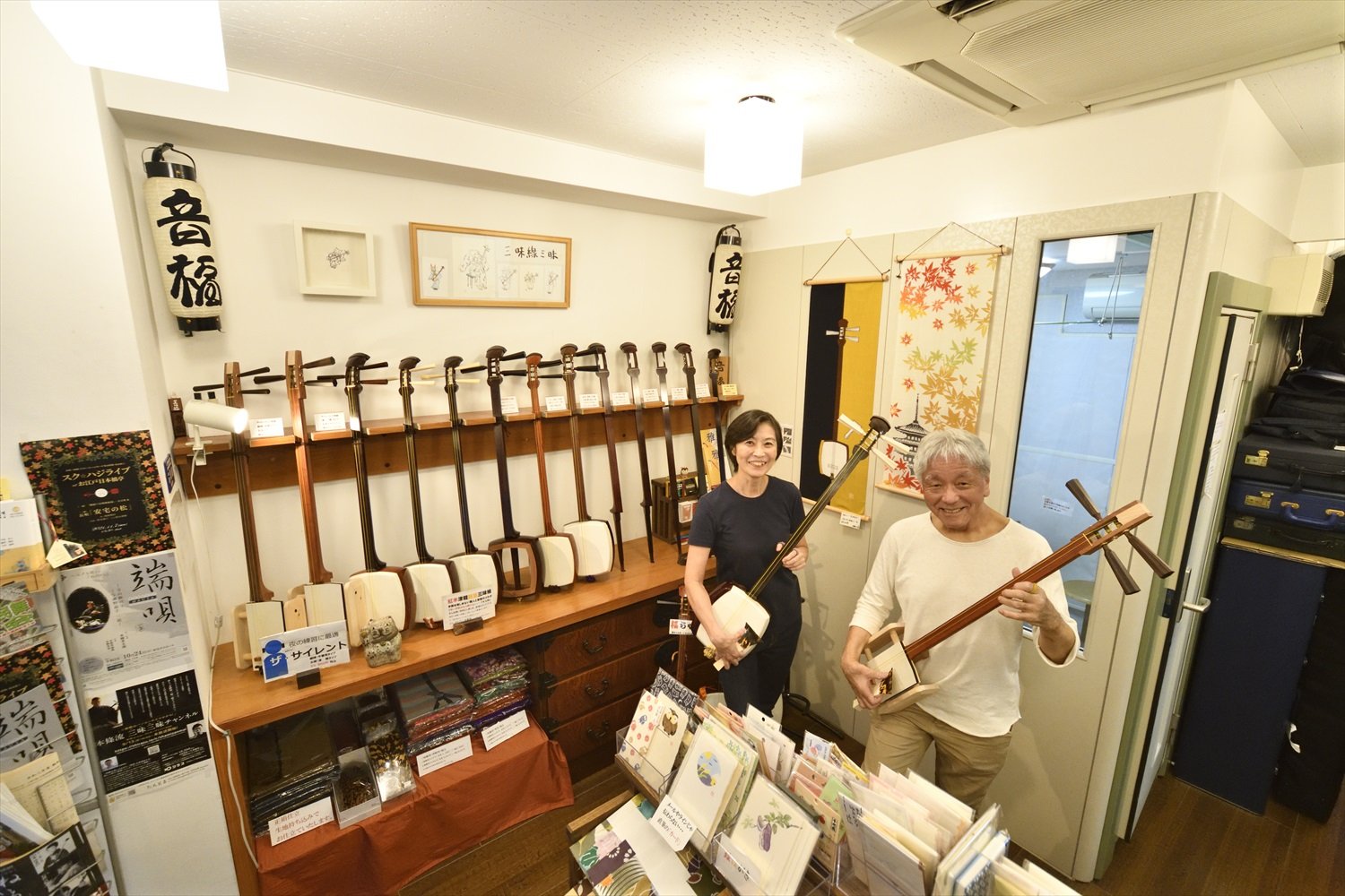 津軽三味線の師匠でもある下村さん（左）と、自宅練習用サイレント三味線を弾く山口さん（右）。「ジャンル・三味線を選ぶ間、レンタルもしてますよー」