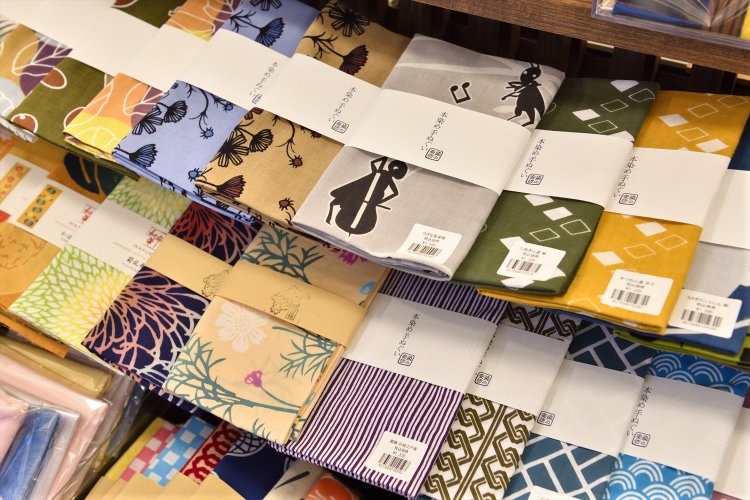三味線小物のほか、「和文化好きを取り込みたくて」と、和雑貨も揃う。