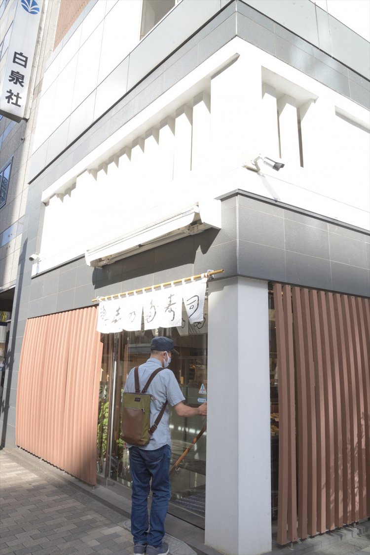 老舗なのにモダンな建物。店内も明るい雰囲気。