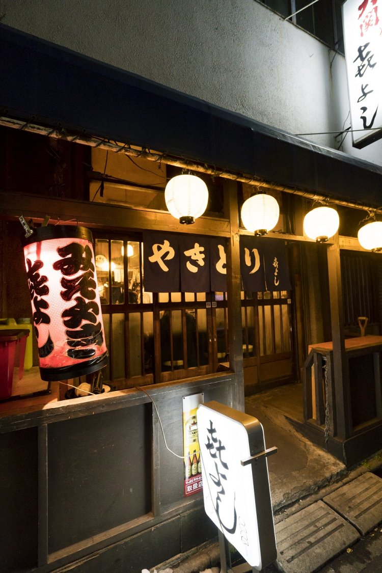 店は駅からほど近く。路地を照らす提灯が目印。