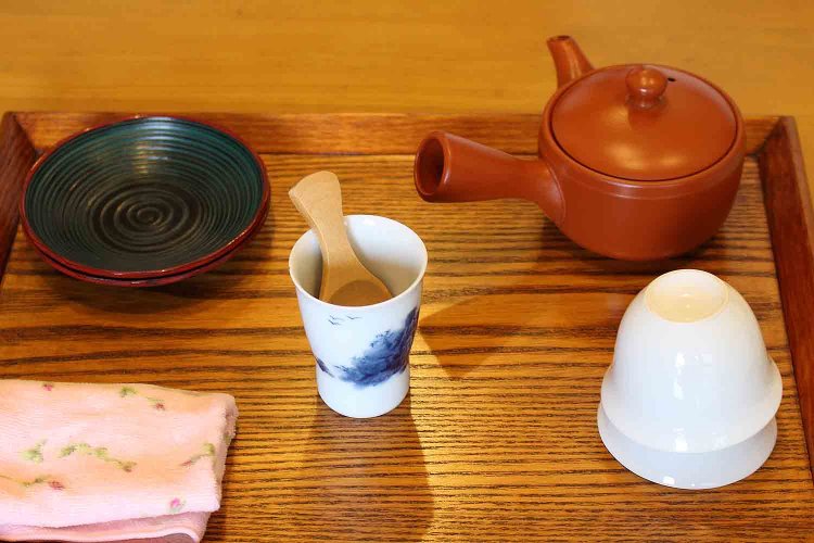 基本のお茶セット。右上から時計回りに急須と湯飲み、茶しゃく、茶托。