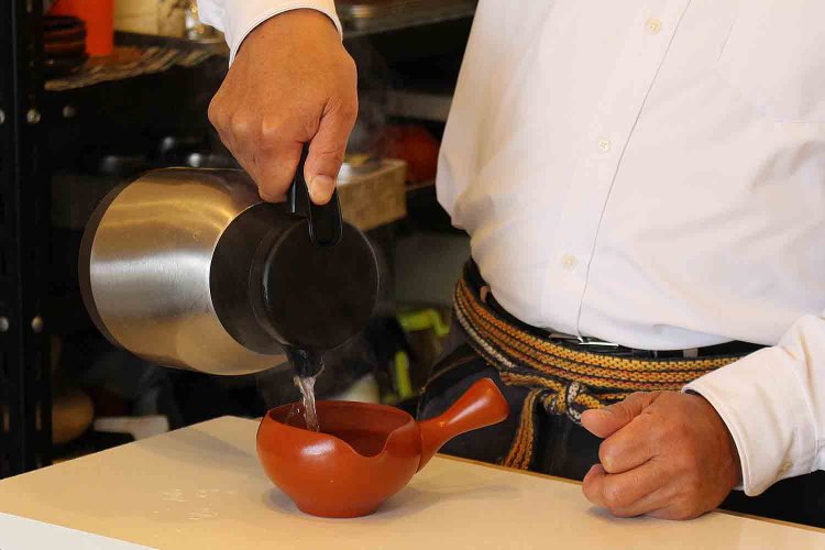 熱湯を湯冷ましに注ぎ、70～80℃に冷ます。