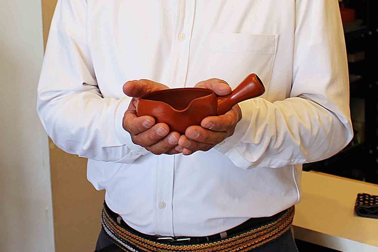 手のひらで包み込むように持った際、ギリギリ持てる熱さが70～80℃の目安。