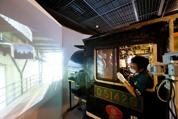 それっぽくふるまってますが、全く上手に運転できませんでした。 この日、上手になったのは汽笛の鳴らし方だけです……。