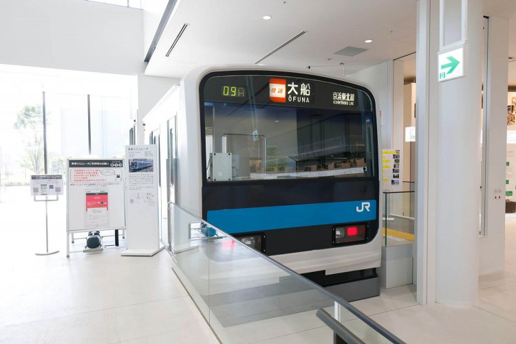 運転士さん同様にお客さまの安全を守る大切な仕事をしている車掌さん。その仕事を体験してみよう！