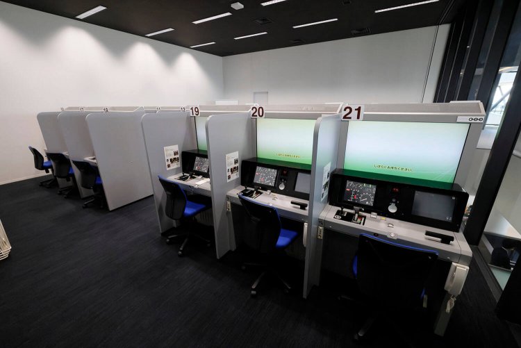 まるで教習所のような「運転士体験教室」。