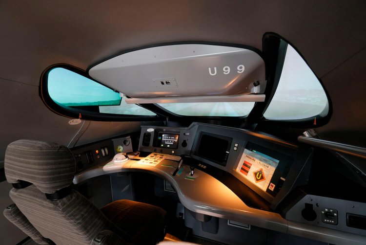 よーくみるとこのE5系の編成番号は「U99」