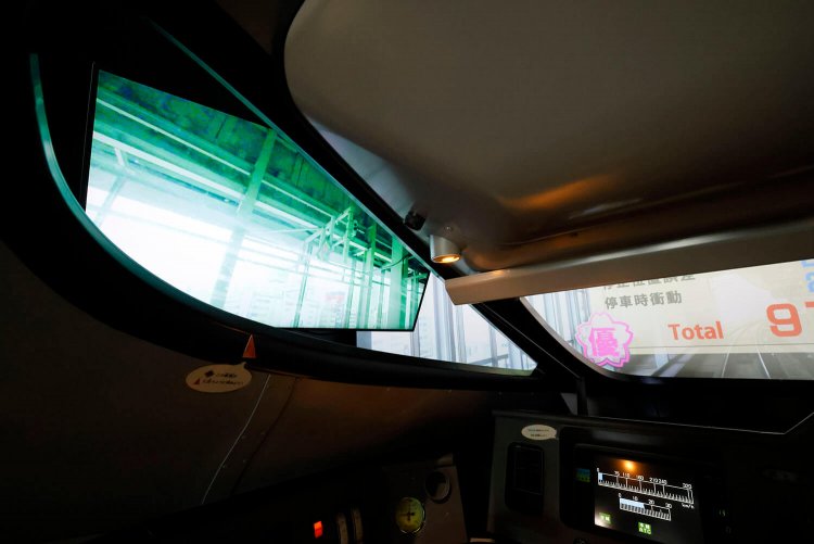 新幹線ならではの停止動作を実現したサブモニター。