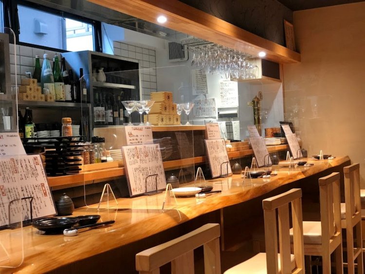 カウンター席。