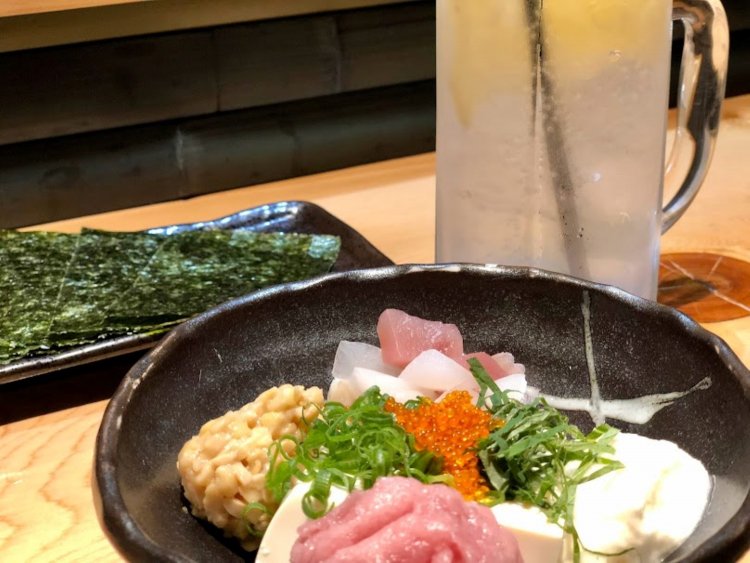 魚介のバクダン700円。よく混ぜて海苔に巻いていただく。