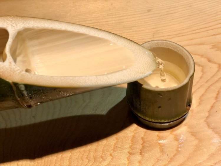 日本酒は竹の器でいただくこともできる。いつもとはちがう風情を楽しみたい。